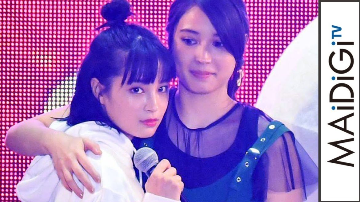 広瀬すず、姉・アリスの司会ぶりに上から目線？　バックハグ＆キス未遂とじゃれまくり　「ガールズアワードA／W」