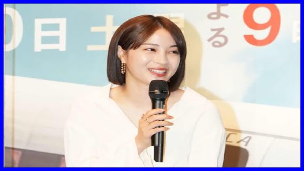 広瀬すずスリットから美脚「エアガー広瀬すずスリットから美脚「エアガール」ル」