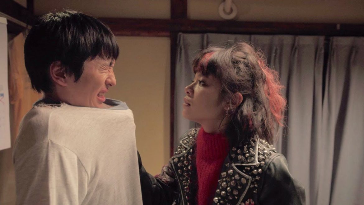 パンクな岸井ゆきのが頼りない恋愛体質の主人公を喝！／映画『いちごの唄』本編映像