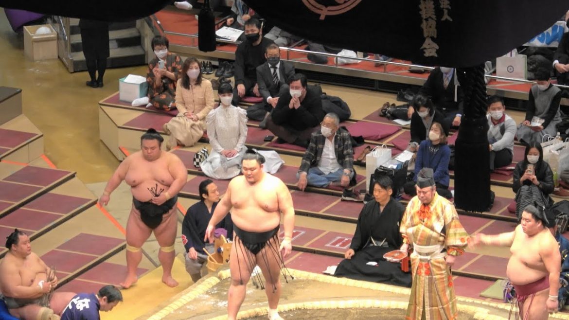 溜席の妖精再び！ 大相撲初場所 緊急事態宣言下での初日 White dressed mysterious lady reappeared January SUMO TOURNAMENT 1st Day