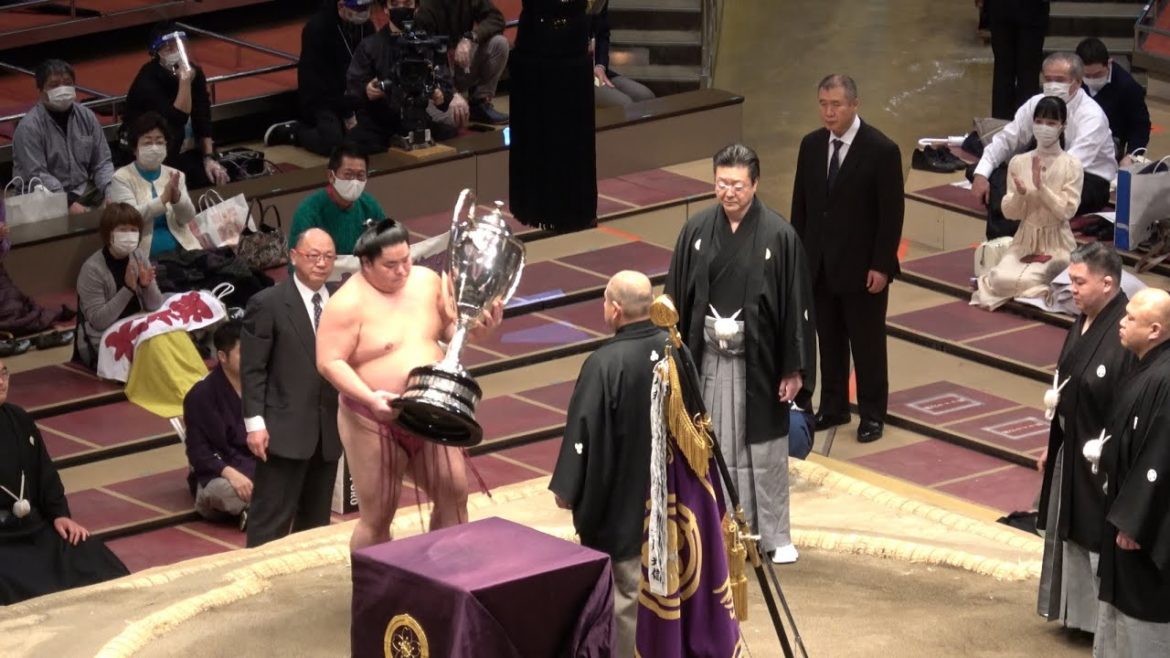 溜席の妖精は皆勤賞 平幕の大栄翔が悲願の初優勝！ 大相撲初場所千秋楽 White dressed mysterious lady in the sumo stadium.