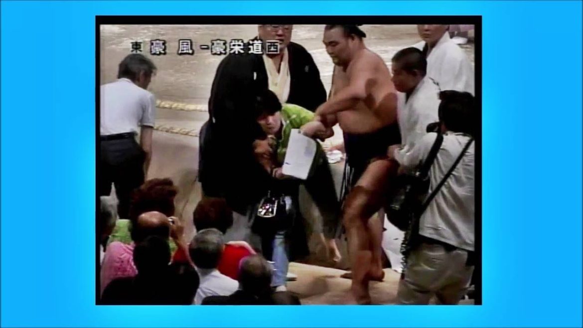 大相撲珍勝負　場外編　座布団蹴り/壁ドン/観客乱入 【Happening sumo】