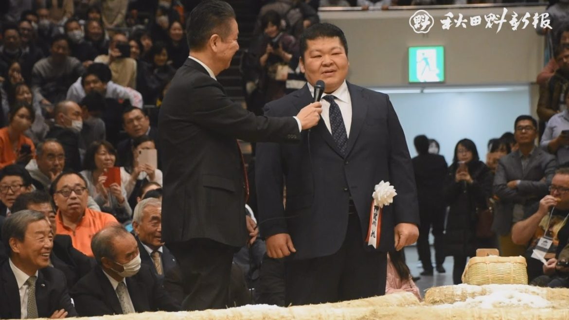 元関脇豪風、まげにはさみ　両国国技館で引退相撲
