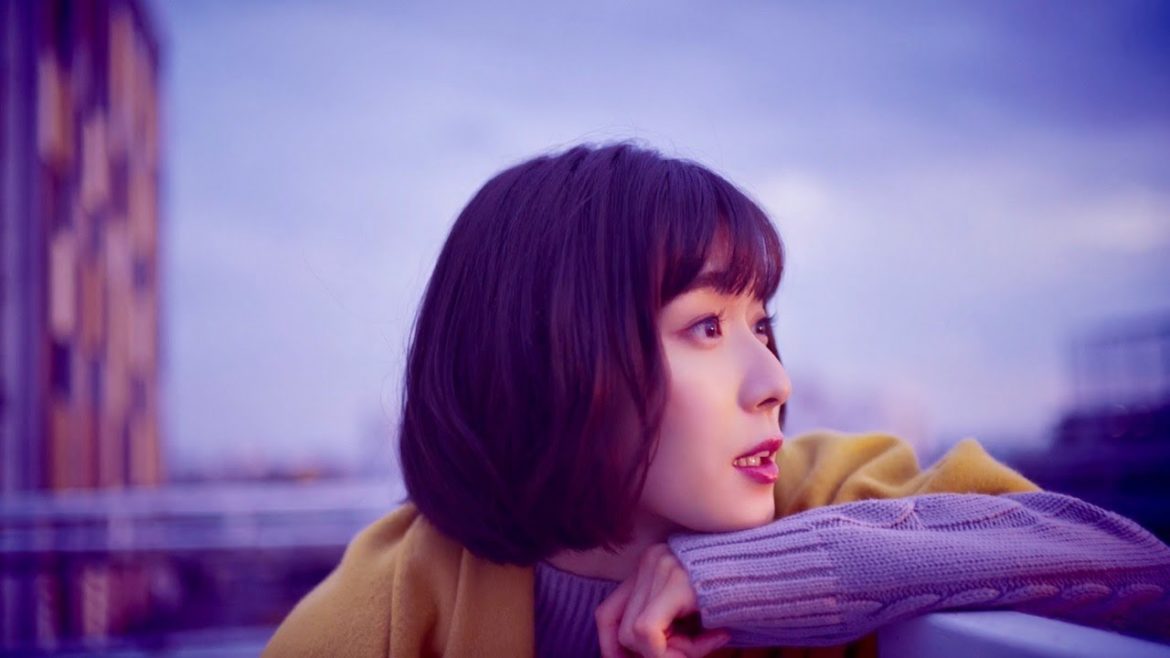 松岡茉優が爽やかな声で「どんなときも。」を歌うWEB動画／悩みながらちょっとずつ前に進む女性を応援