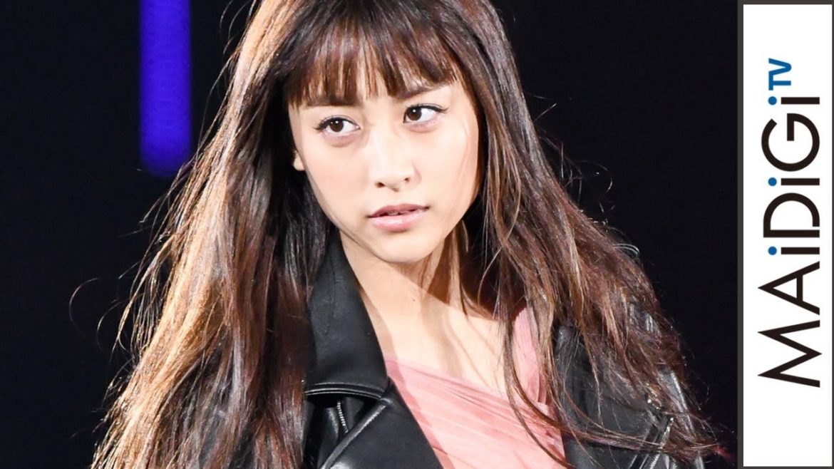 山本美月、ドッキリ！シースルースカートでランウエー　黒×ピンクの甘辛コーデで　「TGC2017A／W」