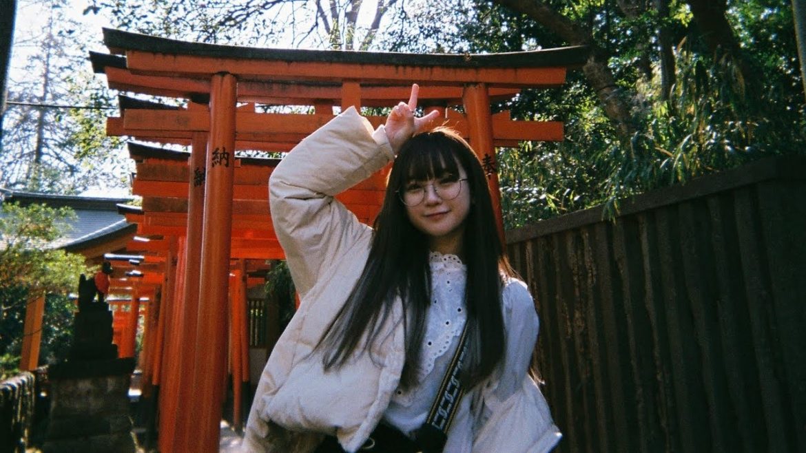 【谷根千】金子理江・岡田紗佳が谷根千巡りの旅でパワースポット・根津神社を参拝（1/4）｜チル旅