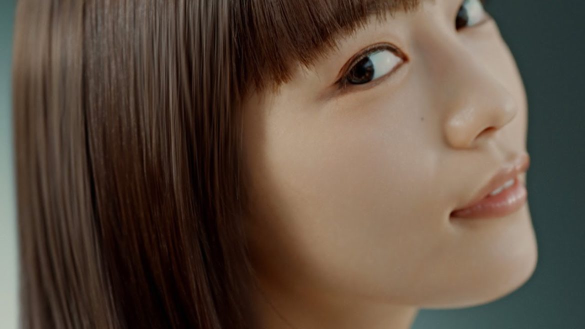 川口春奈、プロのシャンプーにうっとり　思わず吐息も　「いち髪 THE PREMIUM」新CM「導入美容液を髪に？」編が公開