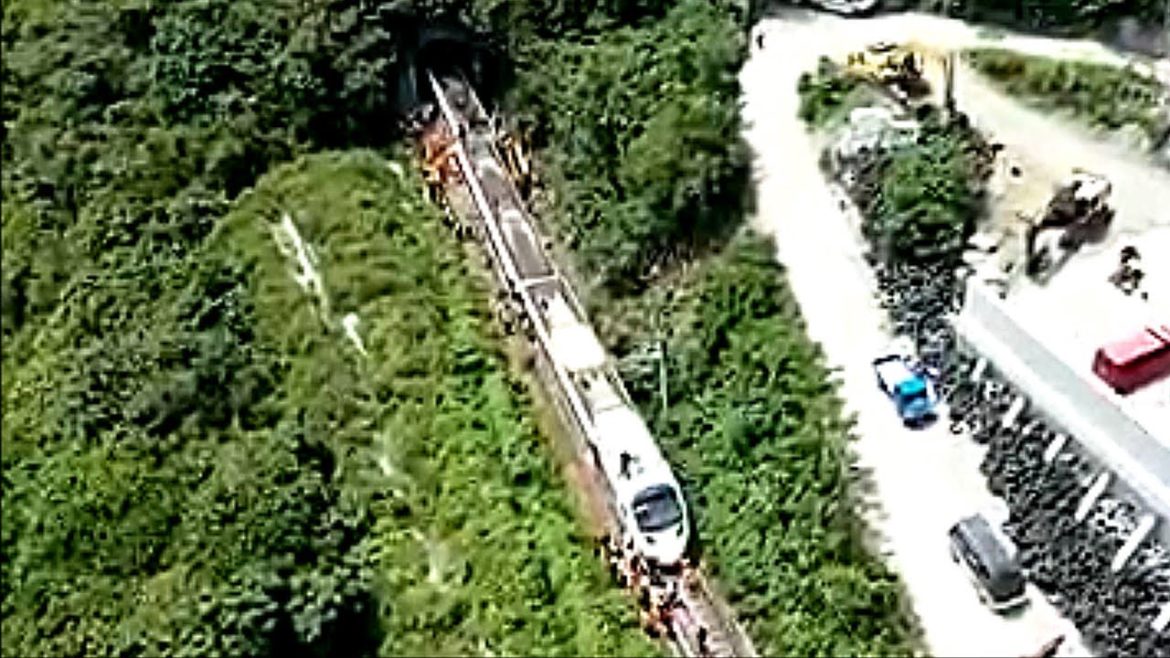 台湾で特急列車の脱線事故