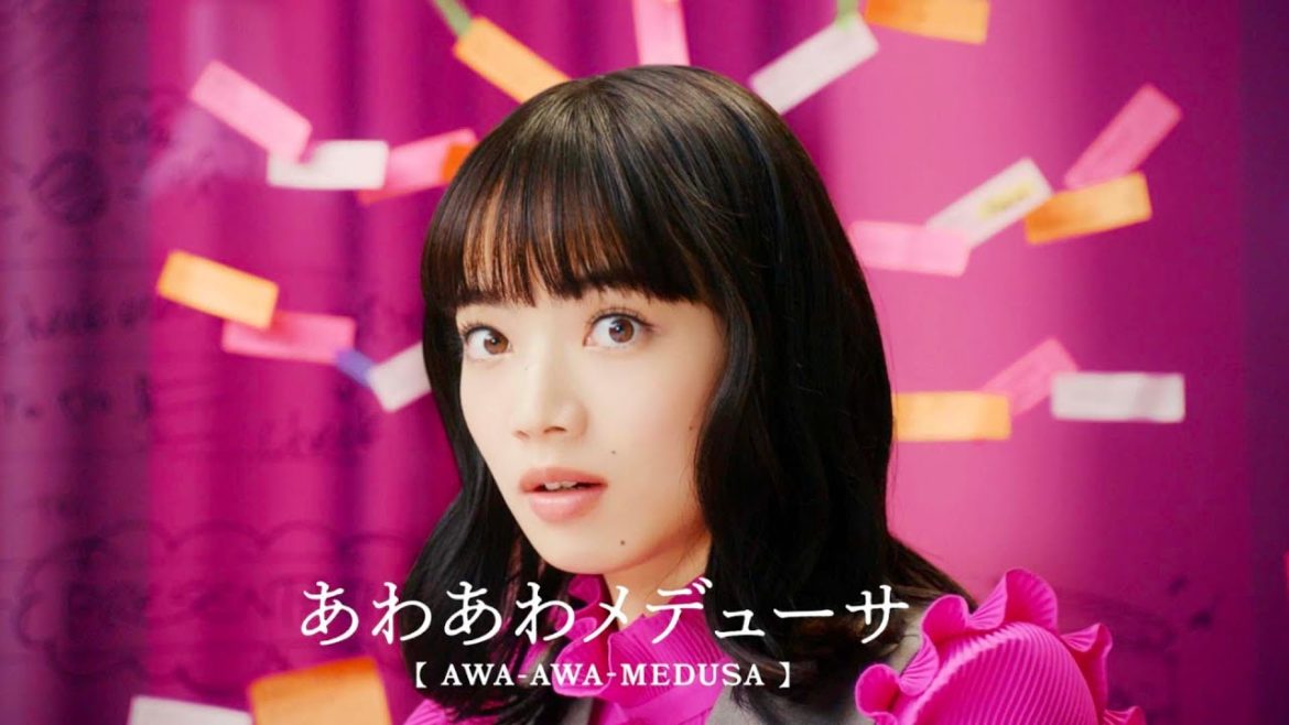 小松菜奈、お茶目でクールなOLモンスターに！春らしいポップなカラフル衣装／明治ガルボCM