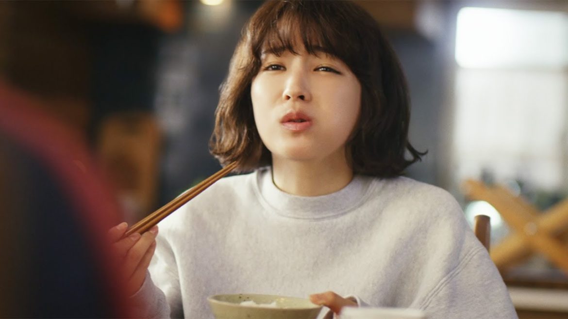 広瀬すず、夢中でギョーザをパクパク　母・堀内敬子と「いいんじゃない！」連呼　味の素冷凍食品「ギョーザ」新テレビCM「いいんじゃない篇」