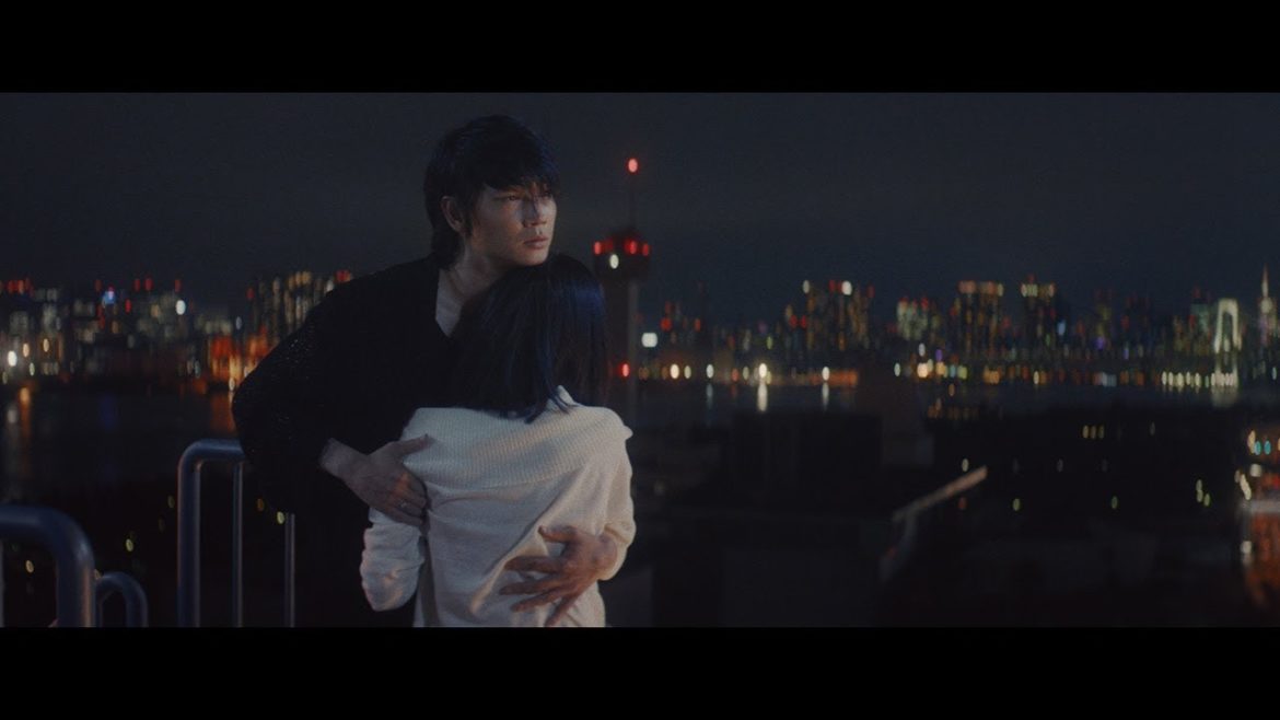 綾野剛、海辺デートや夜の高層ビルでハグ　「アーカー」新CMで