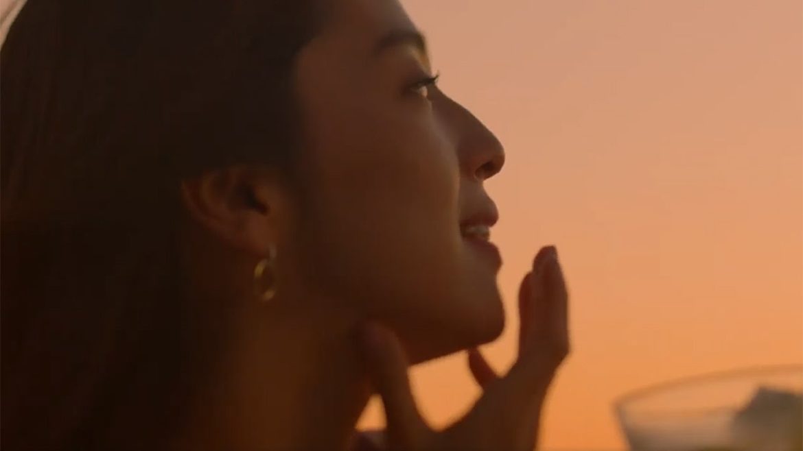 中村アン、ミスチルの新曲「others」で過ごす上質な時間　夕暮れのビーチで一杯　「麒麟特製ストロング」新CMが公開