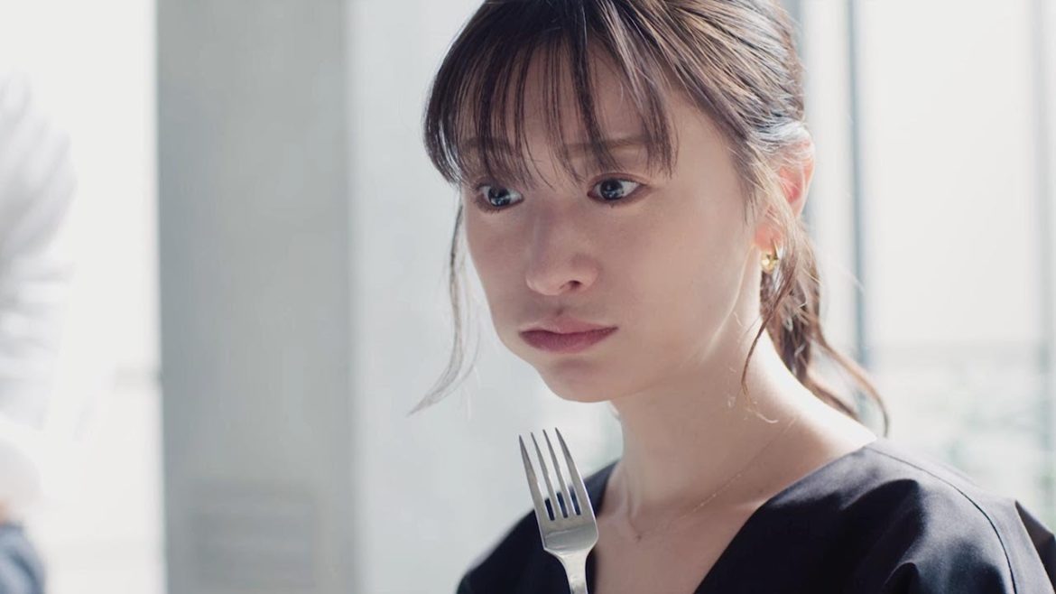 松本まりか、絶品料理に舌鼓　おいしさのあまり目を丸くする　ハインツウェブ動画「大人のおうちダイニング」