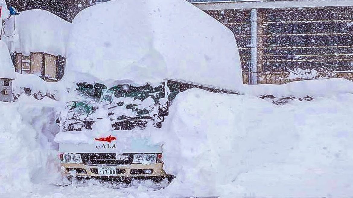 SCARY WEATHER! Blizzard in Japan (Jan 10, 2021)
