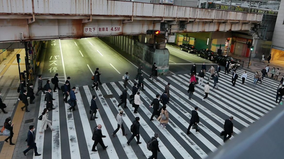 JR西日本　大阪駅周辺　2020/4/21　新型コロナウイルス特別措置法に基づく緊急事態宣言が全国に発令され、大阪府は特定警戒都道府県に指定されました。緊急事態宣言発令中のJR大阪駅周辺。