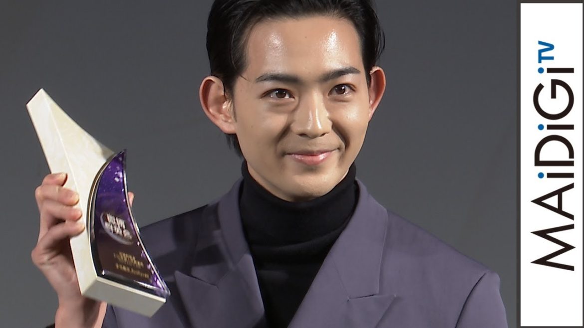 竜星涼、「とても重たい」トロフィー掲げて笑顔　WEIBOでの活躍で「人気俳優賞」受賞　「WEIBO Account Festival in Tokyo 2020」