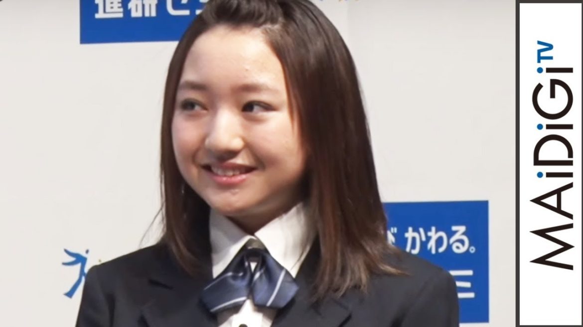 谷花音、キュートな紺ブレ制服姿で流ちょうな英語披露！