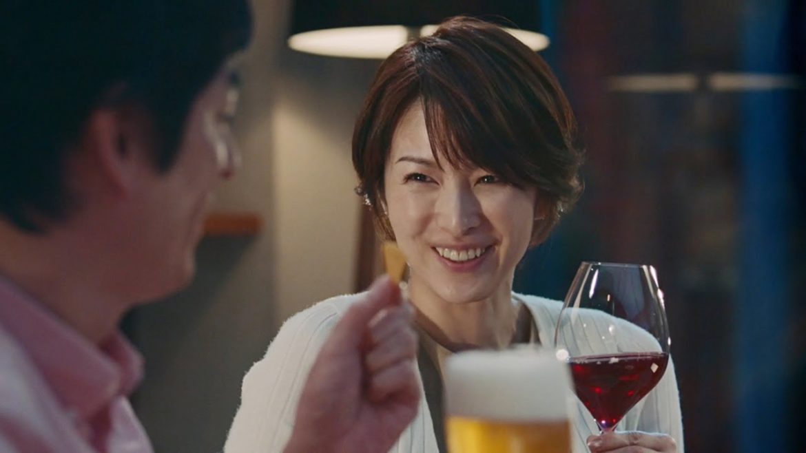 吉瀬美智子、CMで博多大吉と夫婦に　「ふふっ」と照れた表情も　 「生チーズのCheezaチーザ」新TVCM「チーザなひととき」編