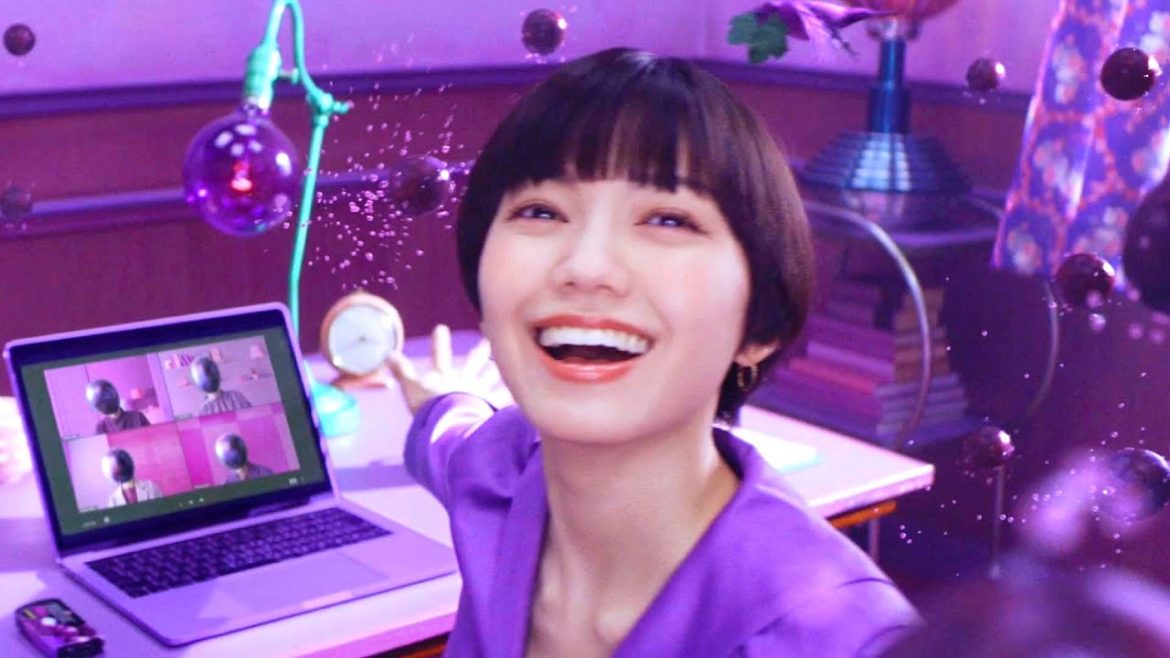 二階堂ふみ、ジューシーなブドウの世界に包まれリフレッシュ！／「フリスク ネオ」CM