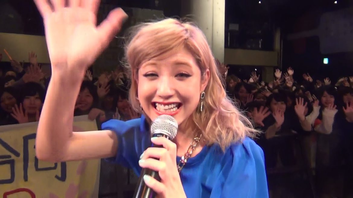 超人気モデル 出岡美咲 高校生2000人を魅了するライブを披露！ HD