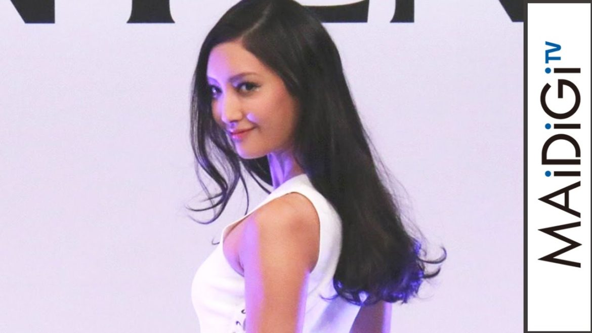 菜々緒、ショーパンのオールホワイトコーデで美脚と黒髪を強調 「パンテーン」CM発表会1 菜々緒、ショーパンのオールホワイトコーデで美脚と黒髪を強調 「パンテーン」CM発表会1