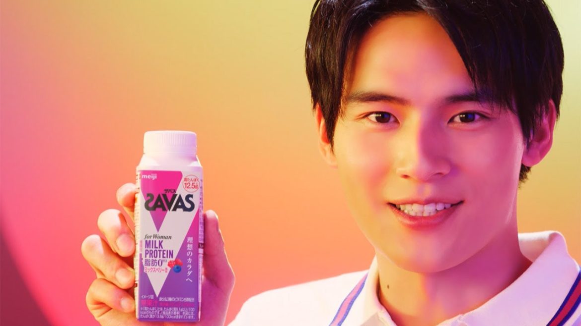 岡田健史、白ポロシャツの爽やかトレーナーに 畠山愛理の華麗なジャンプに驚き! 明治「ザバス for Woman MILK PROTEIN」シリーズ新テレビCM&インタビュー 岡田健史、白ポロシャツの爽やかトレーナーに 畠山愛理の華麗なジャンプに驚き! 明治「ザバス for Woman MILK PROTEIN」シリーズ新テレビCM&インタビュー