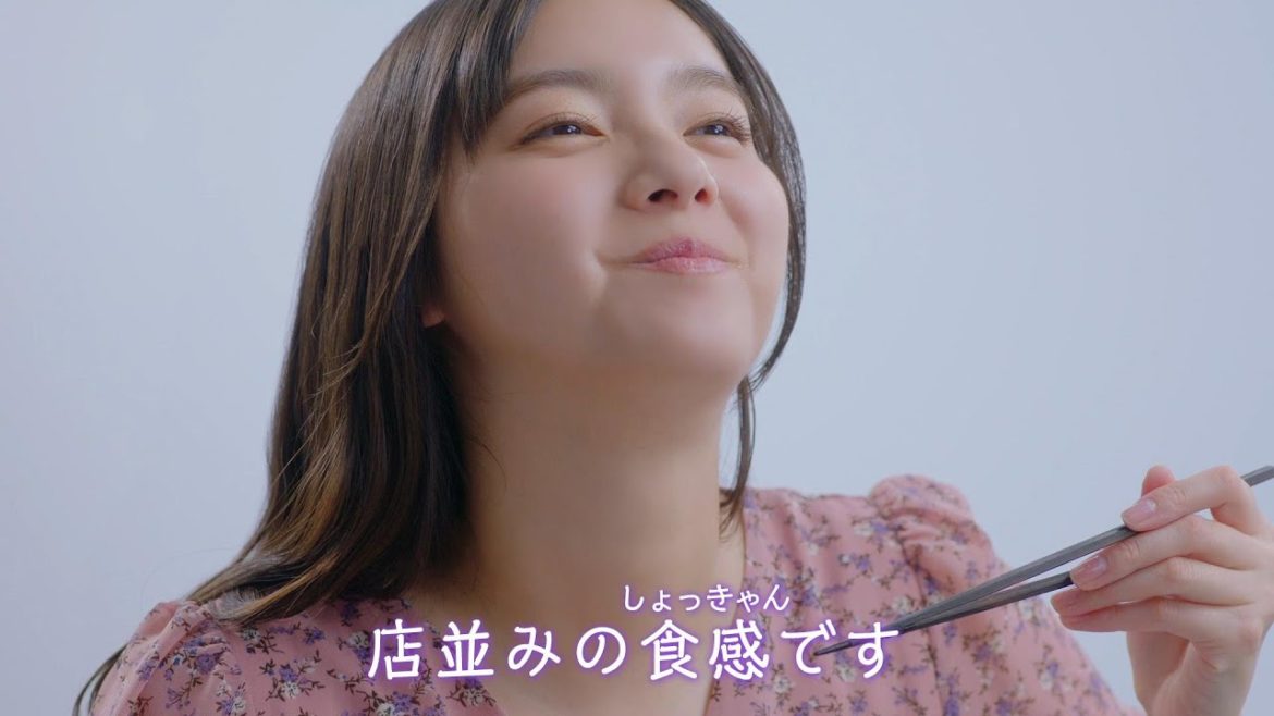新川優愛（27）のギター演奏で新CM「明星　麺神」