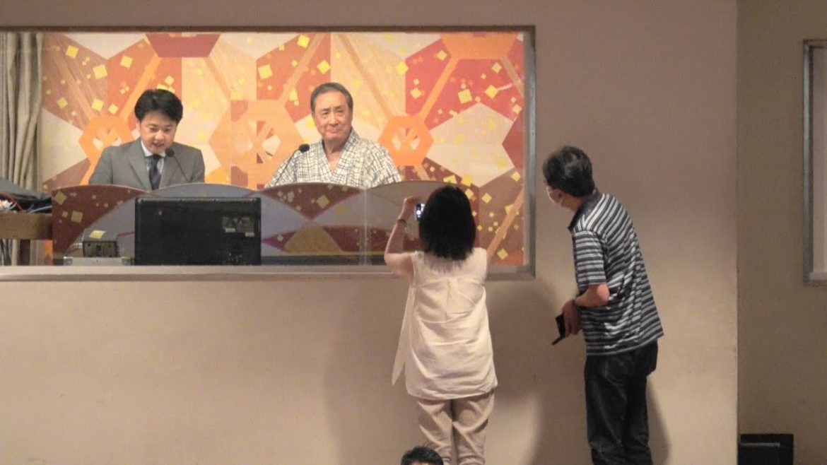 照ノ富士優勝、北の富士さん大人気、大相撲7月場所千秋楽(国技館) Many people who point their camera to Mr. Kitanofuji & Terunofuji.