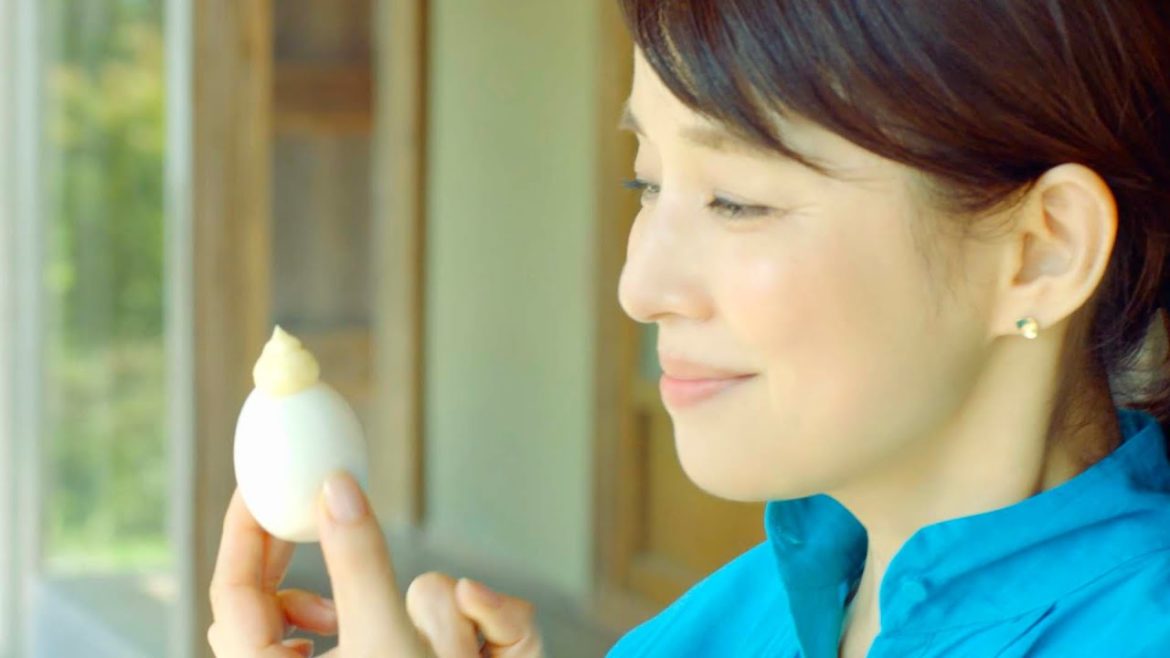 石田ゆり子、ゆで卵にマヨネーズたっぷりトッピングでニッコリ／味の素「ピュアセレクトマヨネーズ」CM