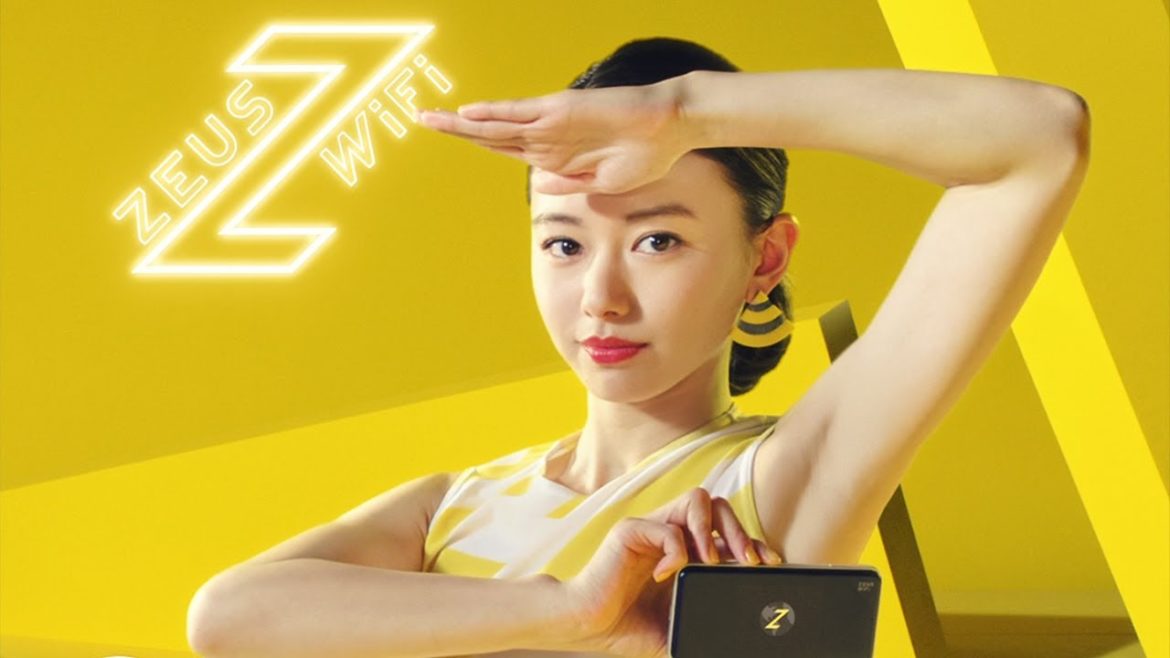 山本舞香、ノースリーブ姿ですらり腕出し　美しい“Zポーズ”披露　「ZEUS WiFi」新テレビCMが公開