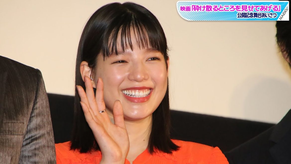 石井杏奈、鮮やかオレンジのロングワンピース＆赤リップで華やかに　堤真一の「可愛いわ」に照れ