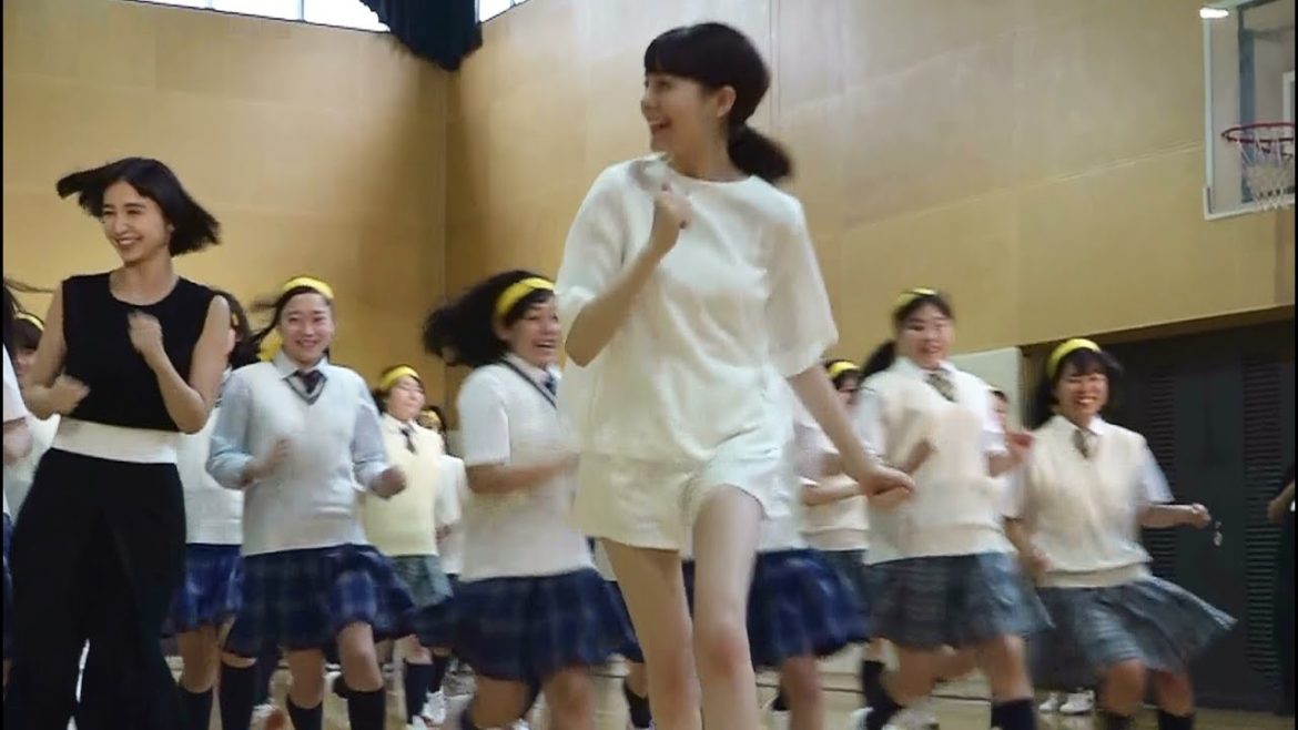 トリンドル玲奈 現役女子高生100人と鬼ごっこ！細い足で猛ダッシュ！ 映画「リアル鬼ごっこ」