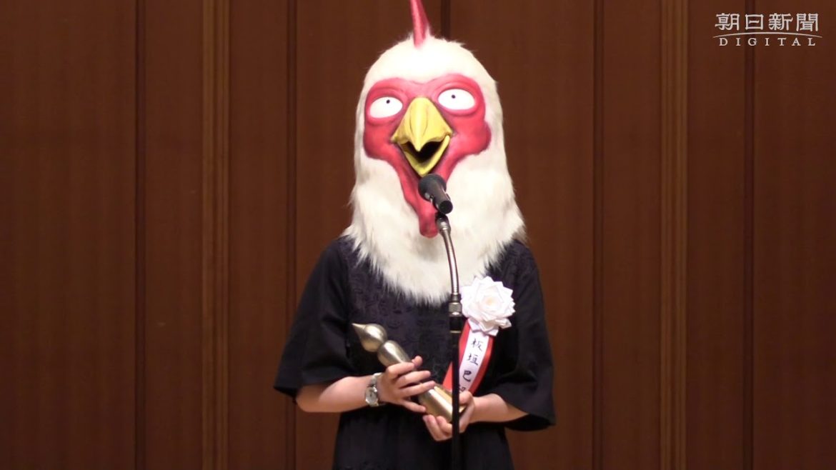 手塚治虫文化賞、野田サトルさんらにアトム像贈呈　板垣巴留さんはかぶり物で