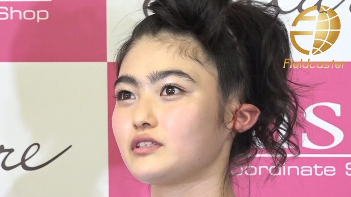 【眉毛オンナ・井上咲楽】耳に輪ゴムを巻きつけ、挨拶がわりにミスタービーンのモノマネを披露！ダイソー新キッチン雑貨ブランド「Allure(アリュール)」お披露目イベント