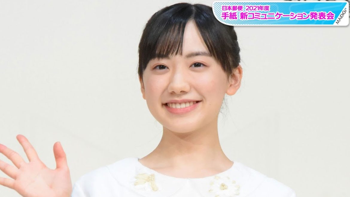 芦田愛菜、花刺しゅうの白ワンピで春ムード　赤パンプスで大人っぽさも