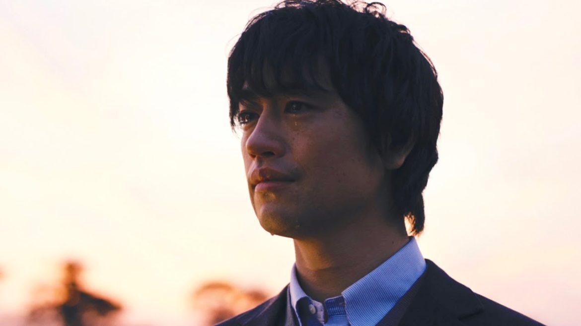 斎藤工、部員たちの清らかな歌声に涙　河川敷で合唱コンサート　Huluオリジナル「息をひそめて」本編映像