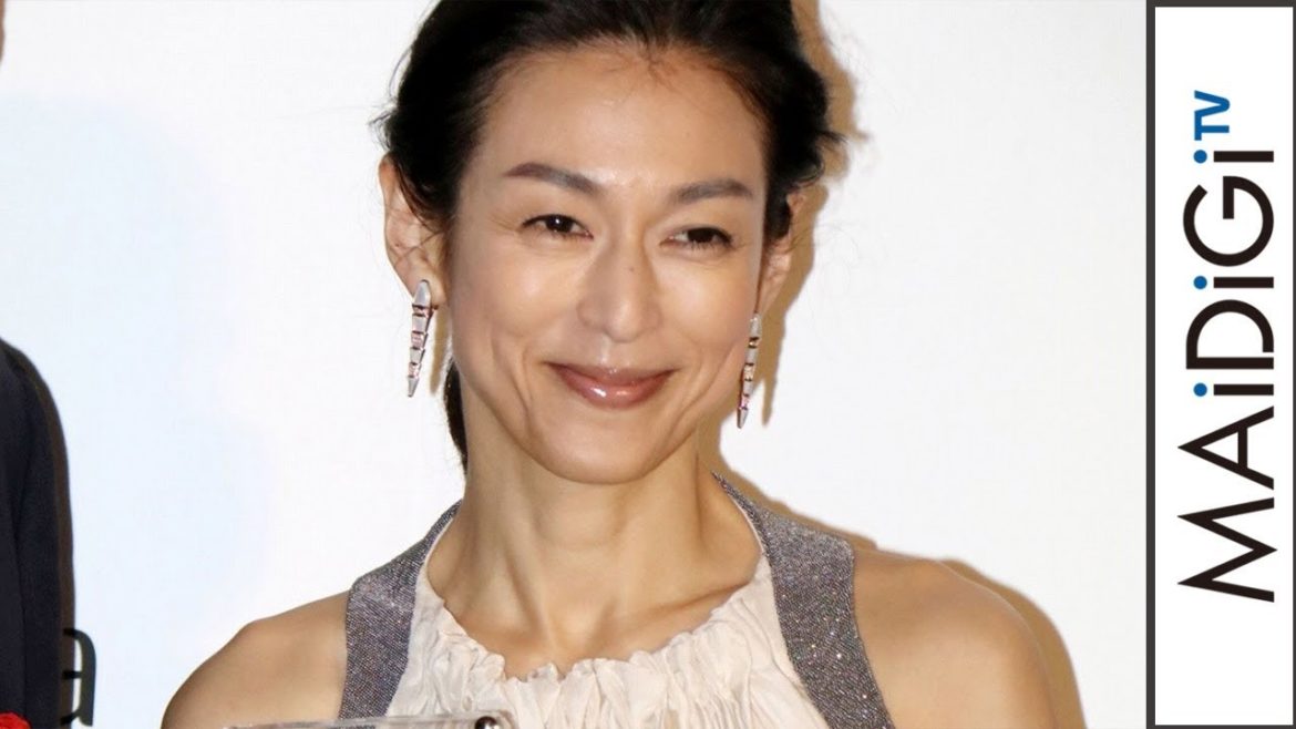 鈴木保奈美、ノースリーブロングドレスで美背中チラリ　シャンパンカラーで華やかに