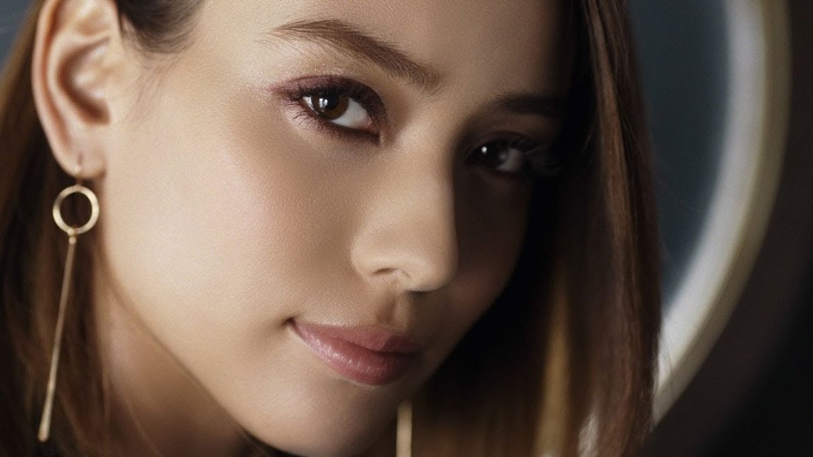 滝沢カレン、普段の印象と違うクールビューティーな表情披露　コーセー『Visee』（ヴィセ）新CM「メタリックアイ」篇＆メイキング映像