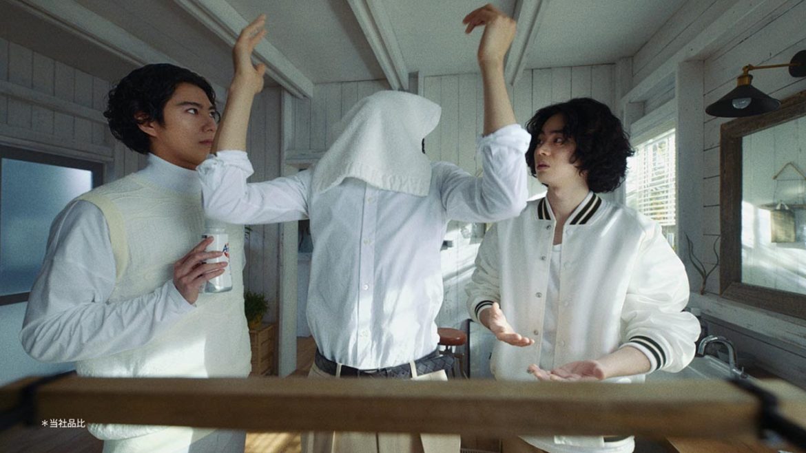 菅田将暉、タオルをかぶる松坂桃李にドン引き？　賀来賢人は表情変えず…　花王「アタックZERO」新CM「慎重なトーリくん」編