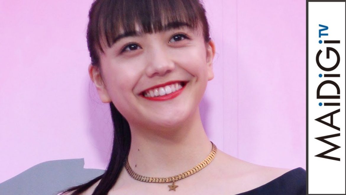 松井愛莉、シースルースカートで美脚見せ　大胆ディオール衣装でフラッシュ浴びる