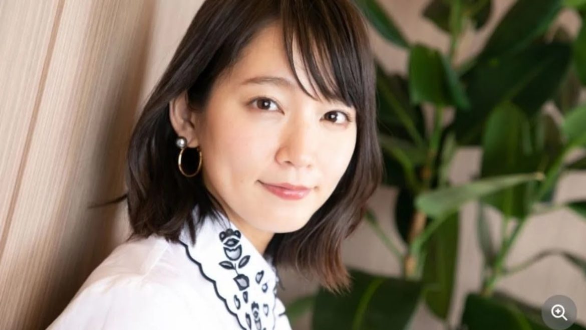 吉岡里帆、ホットパンツの大胆生脚＆黒髪ショートヘア披露「こんな表情できるの!?」「あざとかわいい」 - Star news