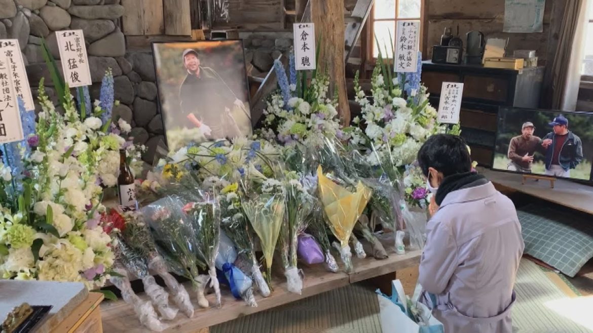 田中邦衛さんしのび献花台 富良野、ロケ施設に設置