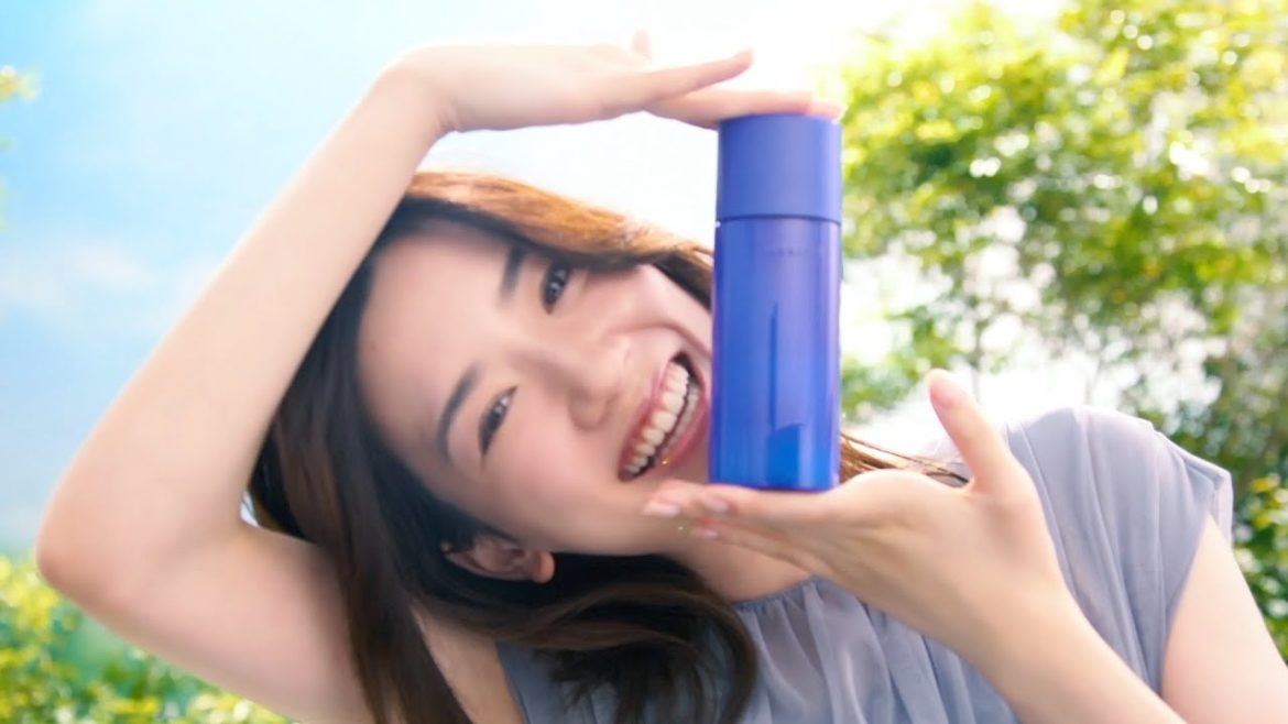 永野芽郁＆清原果耶、抜群の透明感に無邪気な笑顔　元「ニコモ」コンビがCMに登場　『雪肌精 クリアウェルネス』新CM「透明素肌を叶えるスキンケア（青）（白）」篇＆メイキング