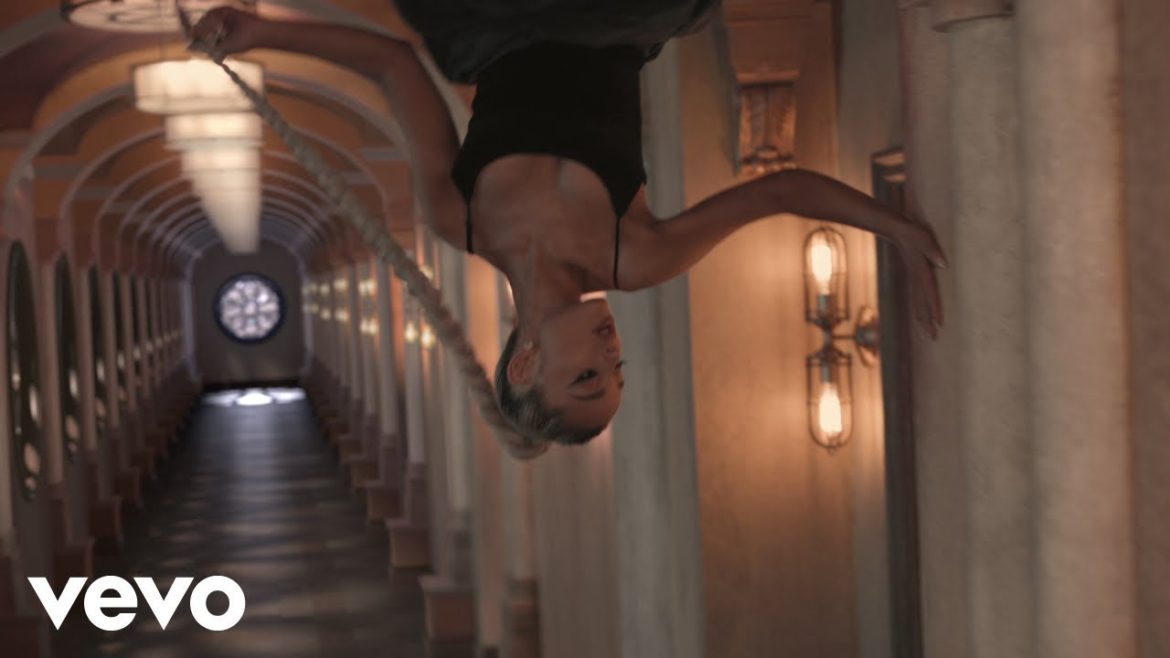 Ariana Grande – no tears left to cry (Official Video) Ariana Grande - no tears left to cry (Official Video)