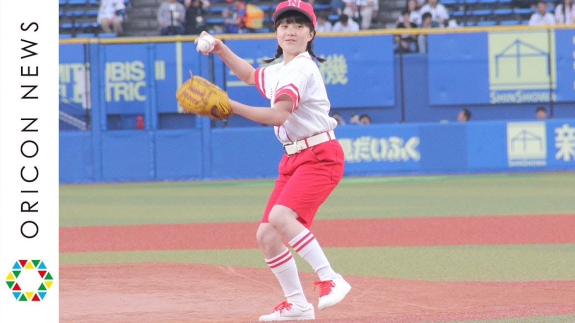 本田紗来、キュートなユニフォーム姿で2度目の始球式！　打席には千葉ロッテ・元投手の黒木知宏氏が立つもノーバンならず　『～日本生命セ・パ交流戦　開幕戦～千葉ロッテマリーンズVS阪神タイガース』始球式