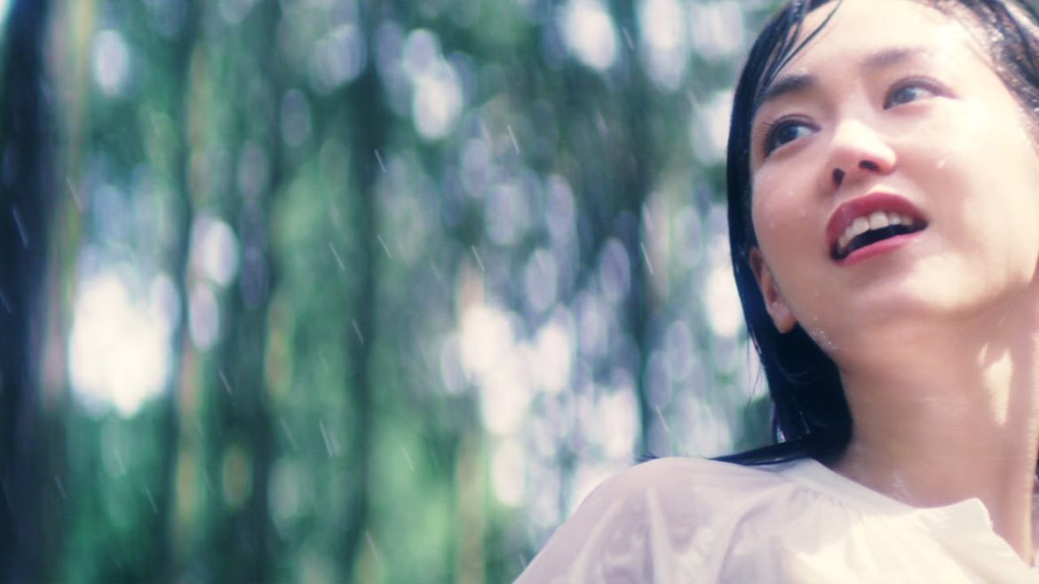 桐谷美玲、全身雨にぬれ笑顔に　夕焼けの中幸せそうな表情も　「LITS」新CM「潤いのLITS」編