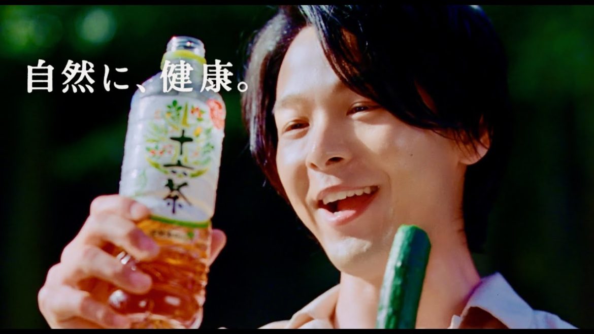 中村倫也、冷えたキュウリ味わいニッコリ!新垣結衣との関係も気になる/アサヒ「十六茶」CM 中村倫也、冷えたキュウリ味わいニッコリ!新垣結衣との関係も気になる/アサヒ「十六茶」CM