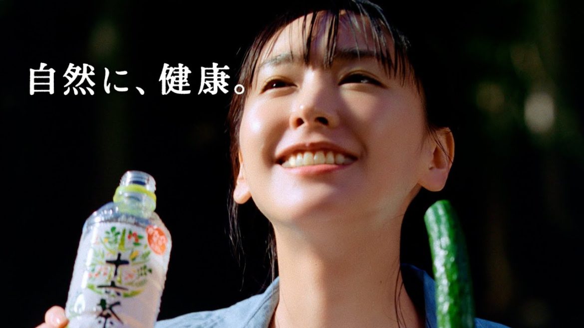 十六茶 CM 「自然に、健康。」となりのお姉さん夏編 15秒 新垣結衣