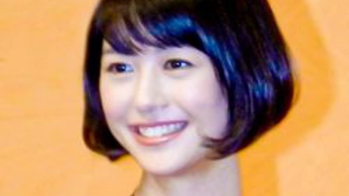 夏目三久、インナー丸っと見えシャツで早朝から強刺激の“ラストスパート”