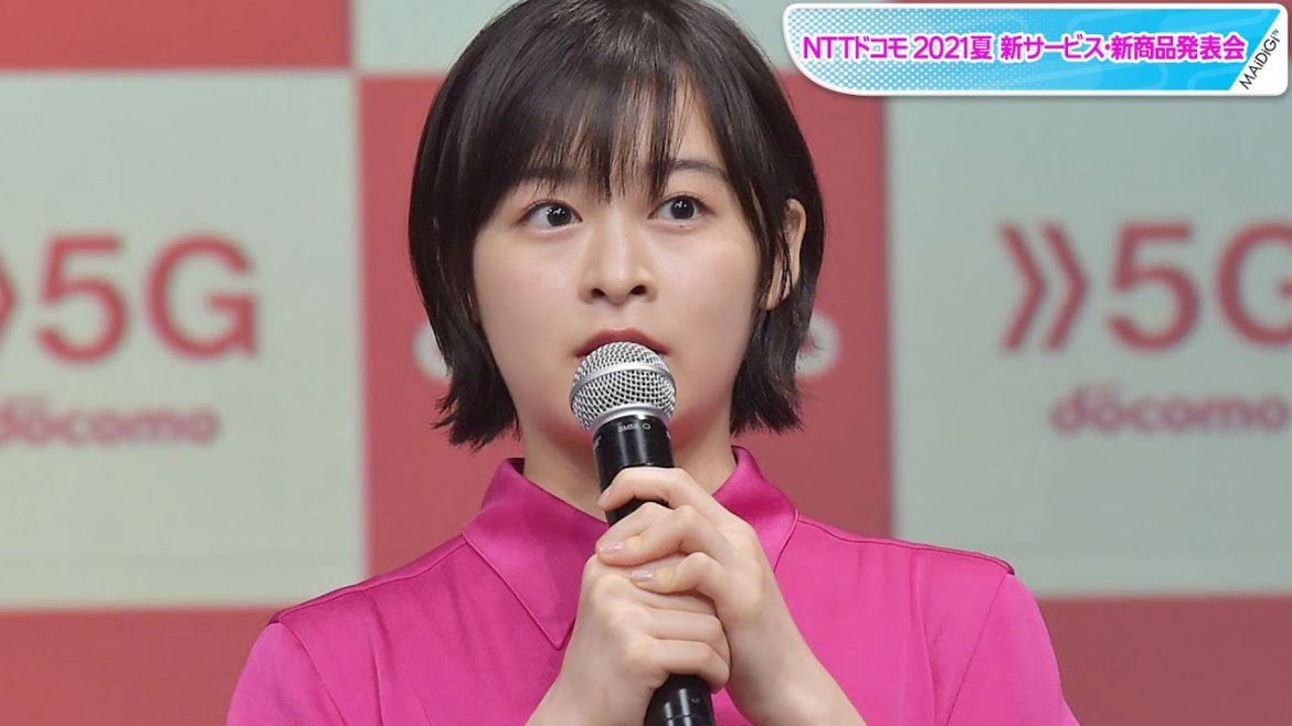 森七菜、ショートボブ×鮮やかワンピでキュートに